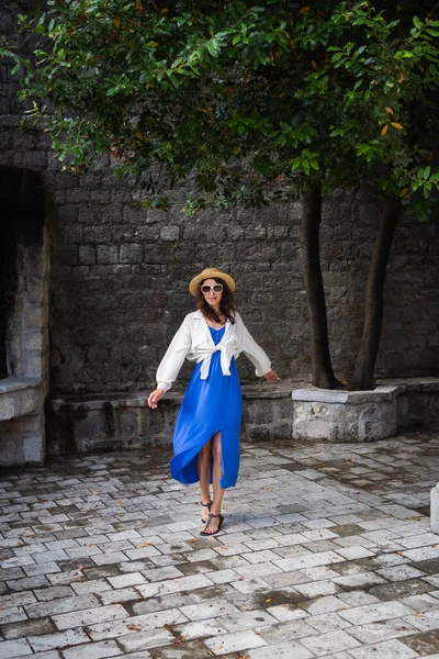 Una Chica Con Vestido Azul Sombrero Paja Camina Por Casco — Foto de Stock