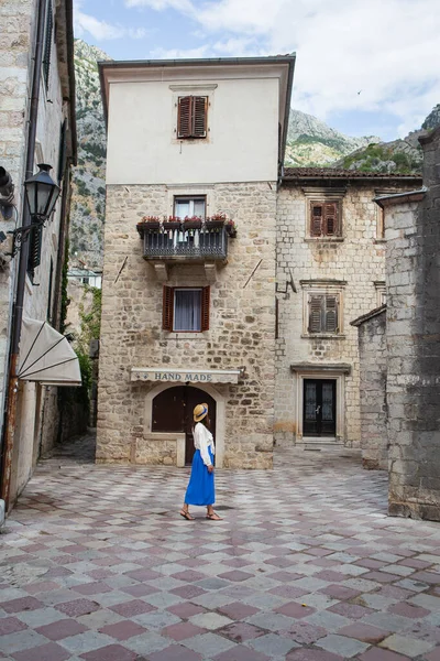 Dziewczyna Niebieskiej Sukience Słomkowym Kapeluszu Spaceruje Przez Stare Miasto Kotor — Zdjęcie stockowe