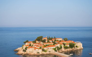 Çok güzel bir ada olan St. Stephen, Karadağ 5 Temmuz 2021: Adriyatik Denizi 'ndeki St. Stephen Adası, Karadağ