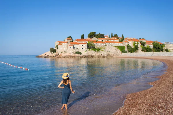 Sveti Stefan Island Montenegró 2021 Július Adriai Tenger Egy Szalmakalapos — Stock Fotó