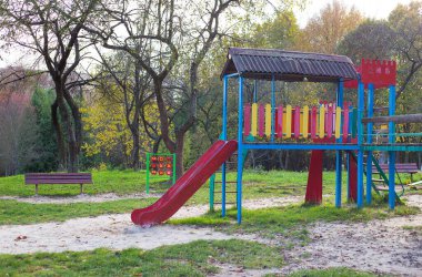 Yeşilliklerle çevrili parlak bir oyun alanı. Tüm aile için güzel ve samimi bir park.
