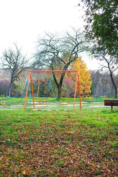 Swing Parque Infantil Rodeado Vegetación Hermoso Acogedor Parque Para Toda — Foto de Stock