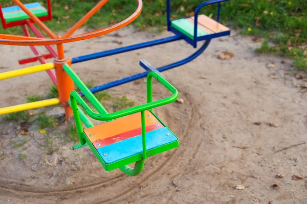 Playground Brilhante Balanços Muitas Crianças Diferentes Parque Bonito Acolhedor Para — Fotografia de Stock