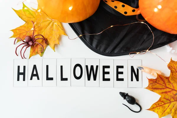 Halloween Inschrift Isoliert Auf Weißem Hintergrund Vor Dem Hintergrund Einer — Stockfoto