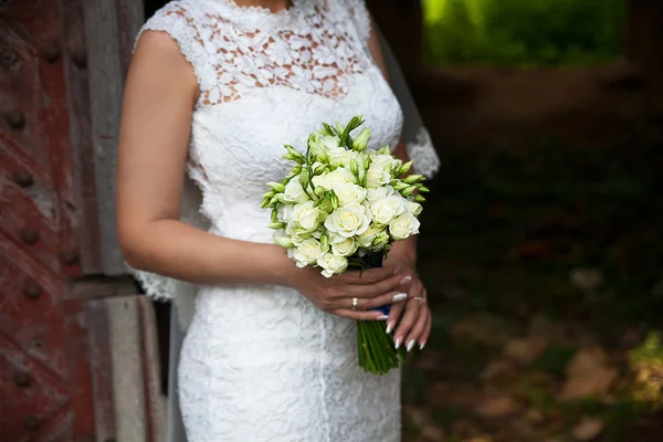 Bride holding wedding flower bouquet of roses. — Stock Photo, Image