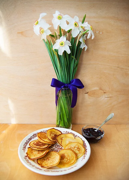 Frittelle con marmellata e cucchiaio — Foto Stock