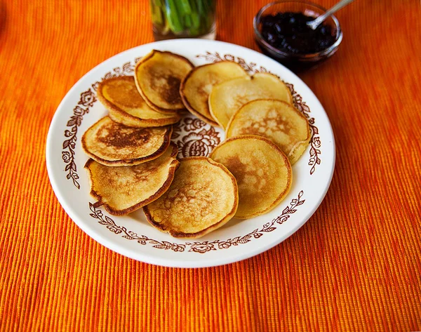 Hot pancakes with strawberry jam on napkin — Stock Photo, Image