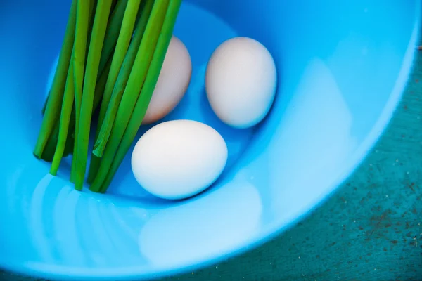 Ovos brancos naturais em uma tigela azul — Fotografia de Stock