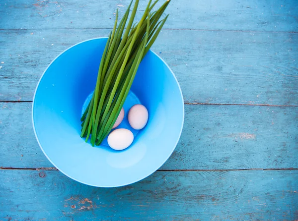 Ovos brancos naturais em uma tigela azul — Fotografia de Stock