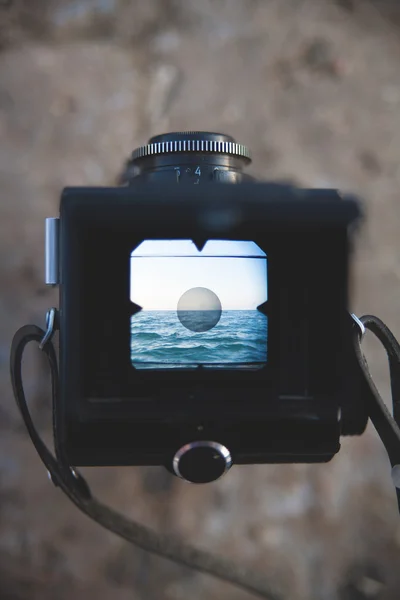 Старая камера и видоискатель моря — стоковое фото