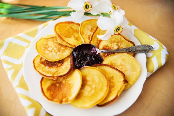 Panquecas com compota e colher — Fotografia de Stock