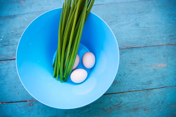 Natürliche weiße Eier in einer blauen Schüssel — Stockfoto