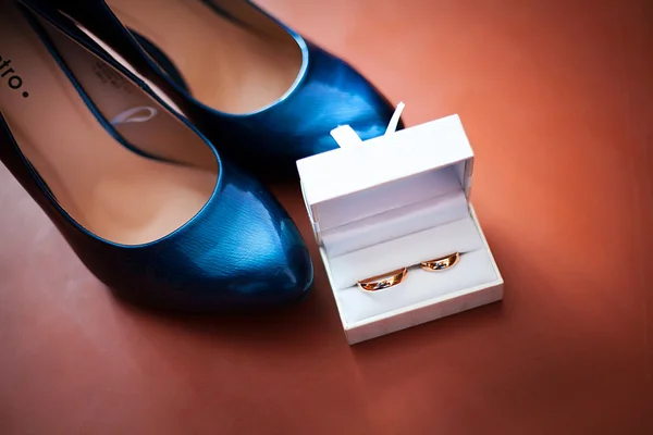 Wedding ring and black shoes — Stock Photo, Image