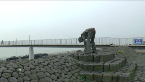 Monumen di pinggir jalan. — Stok Video