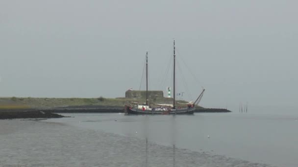 Historisches Frachtschiff fährt — Stockvideo