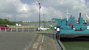 Yolcu ve feribot girerek arabalar