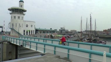 Yaya köprüsü yayalar ve bisikletçileri için aşağı gelir