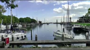 Bir Enkhuizen tarihi Harbour teknelerin görünümü