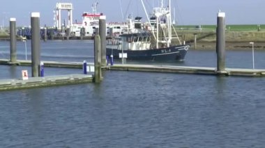 Balıkçı teknesi liman giriyor