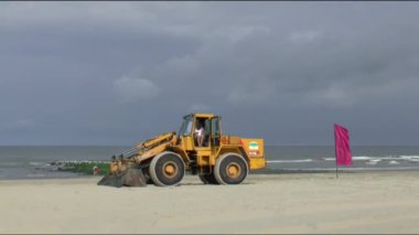 Sahilde buldozer