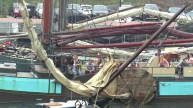 Brown filosundaki gemilerden birinin kendi teknelerle işleme