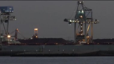Sanayi gemi kanal boyunca ışıkları