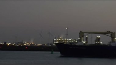 Sanayi gemi kanal boyunca ışıkları