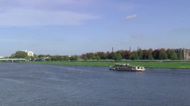 Nehri üzerinde tekne yelken kanal