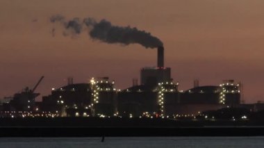 Kimya endüstrisi akşam ışıklar