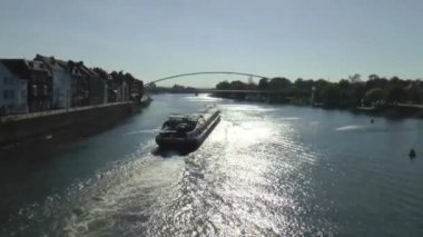 gemi yelken Nehri üzerinde