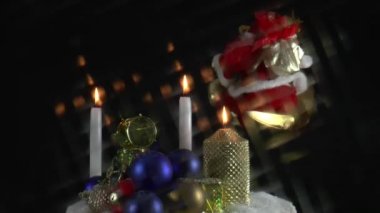 yanan mumlar ve yılbaşı süsleri