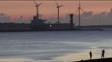 İnsanlar gemi kanal oynamak