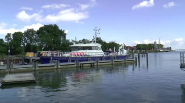 Polis teknesi bir iskele ve liman Enkhuizen üzerinde