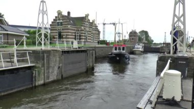 Gemi Bent kapısı geçiyor