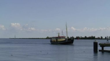 Enkhuizen limanda balıkçı tekne yelken