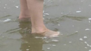kadın ayakları suda