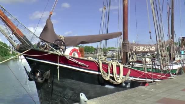 Passagiere nähern sich Charterschiff auf einem Kai im Hafen von Enhuizen — Stockvideo