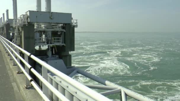 Oosterschelde stormfloder barriär — Stockvideo