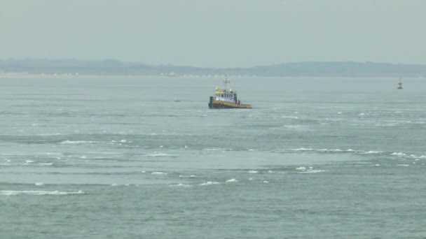 Fontanería de barcos en corriente de barrera — Vídeos de Stock