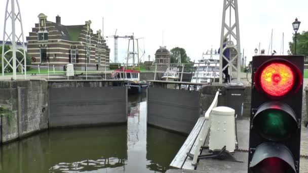 Schepen passeren de sluis-poort — Stockvideo