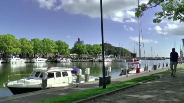 エンクホイゼンの歴史的な港に停泊するヨット — ストック動画