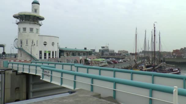 Footbridge komt neer voor voetgangers en fietsers — Stockvideo