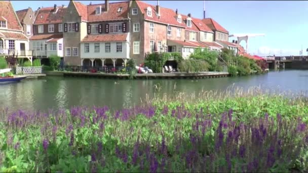 Oude huizen en een boot — Stockvideo