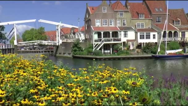 Oude huizen en een boot — Stockvideo