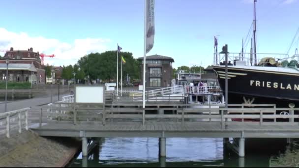 Veerboot in de haven van Enkhuizen — Stockvideo