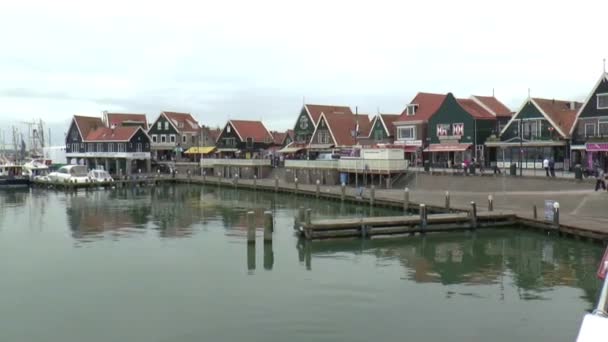 Entrando en Volendam a través del puerto de Markermeer — Vídeos de Stock