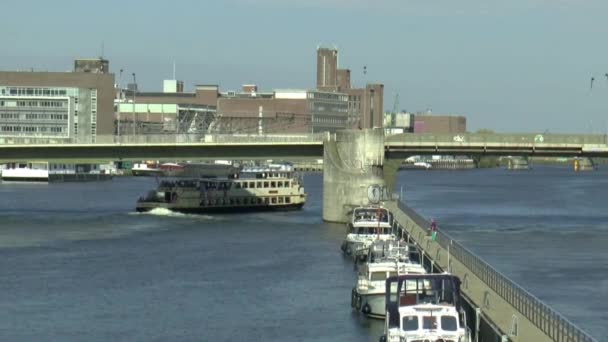 Canal loď plachty na řece — Stock video