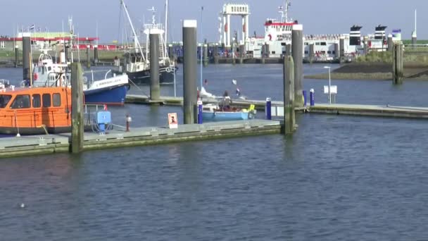 Barco de pesca está entrando en el puerto — Vídeos de Stock