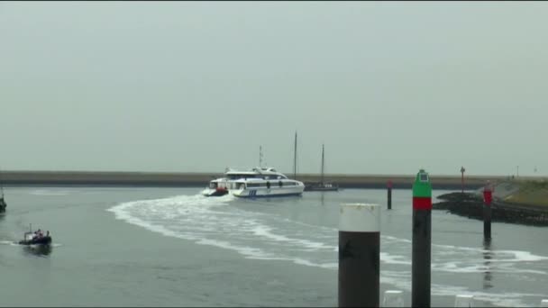 Schnelle fähre zwischen harlingen, vlieland und terschelling — Stockvideo