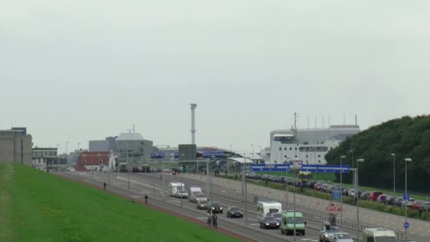 Samochody poruszają się wzdłuż drogi z portu — Wideo stockowe